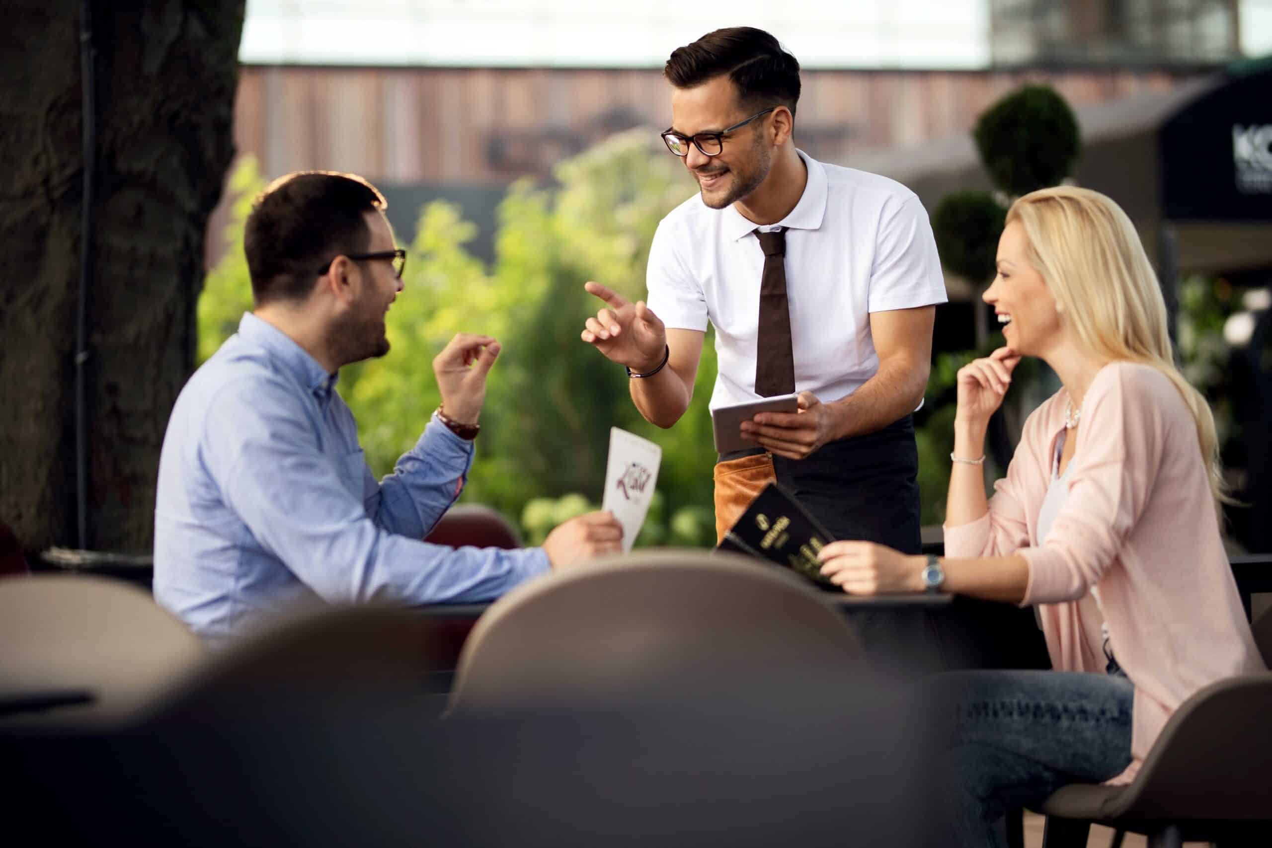 Obsluha profesionálneho čašníka pre blog Edu-management.sk